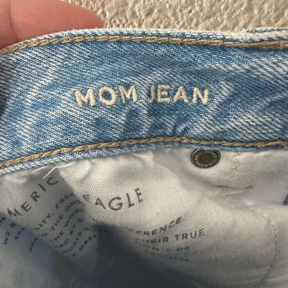 American Eagle Mom Jeans Light Wash Destroyed Distressed 100% Cotton Size 12 - Picture 6 of 7